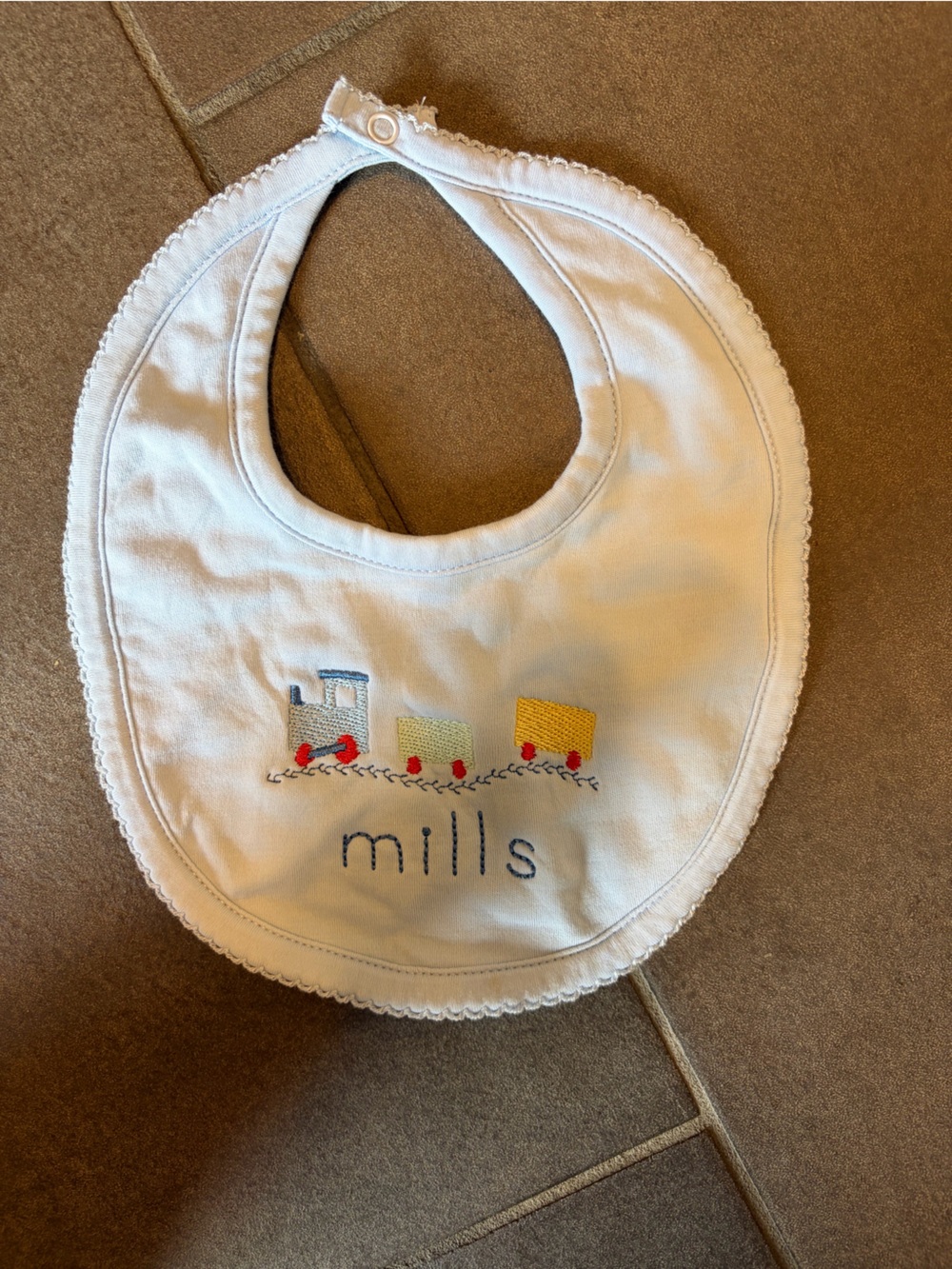 Kissy kissy train bib embroidered “Mills”